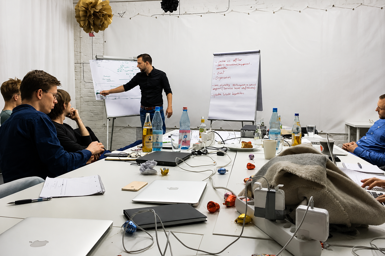 Sales Training mit dem Vertriebsteam eines Baudienstleisters am Flipchart während einer Interims-Head-of-Sales-Tätigkeit