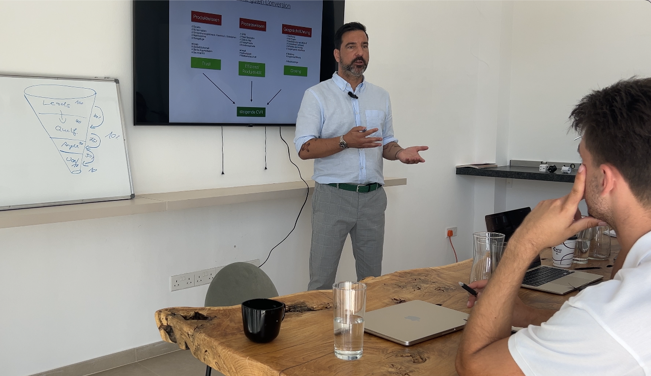 Onboarding-Training eines neuen Sales Teams einer Marketing-Agentur mit Funnel am Whiteboard und Präsentation zu Produkt-, Prozess- und Gesprächsführungswissen