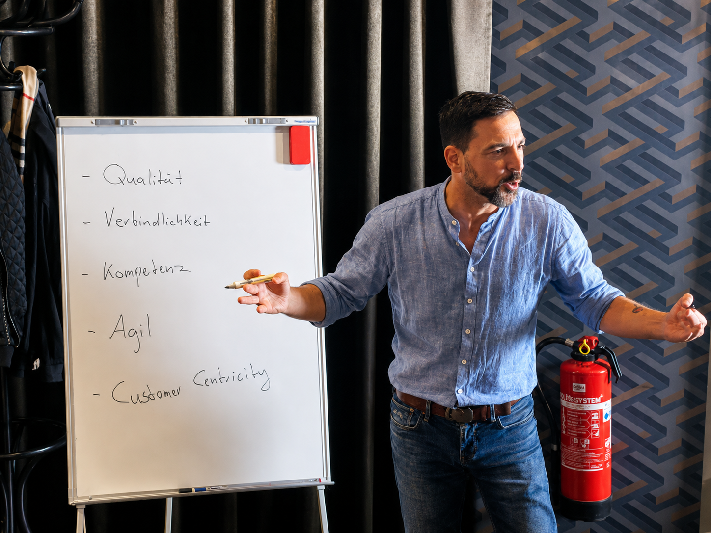 Sales Training am Flipchart: Qualität, Verbindlichkeit, Kompetenz, Agilität und Customer Centricity als Leitwerte im Vertrieb